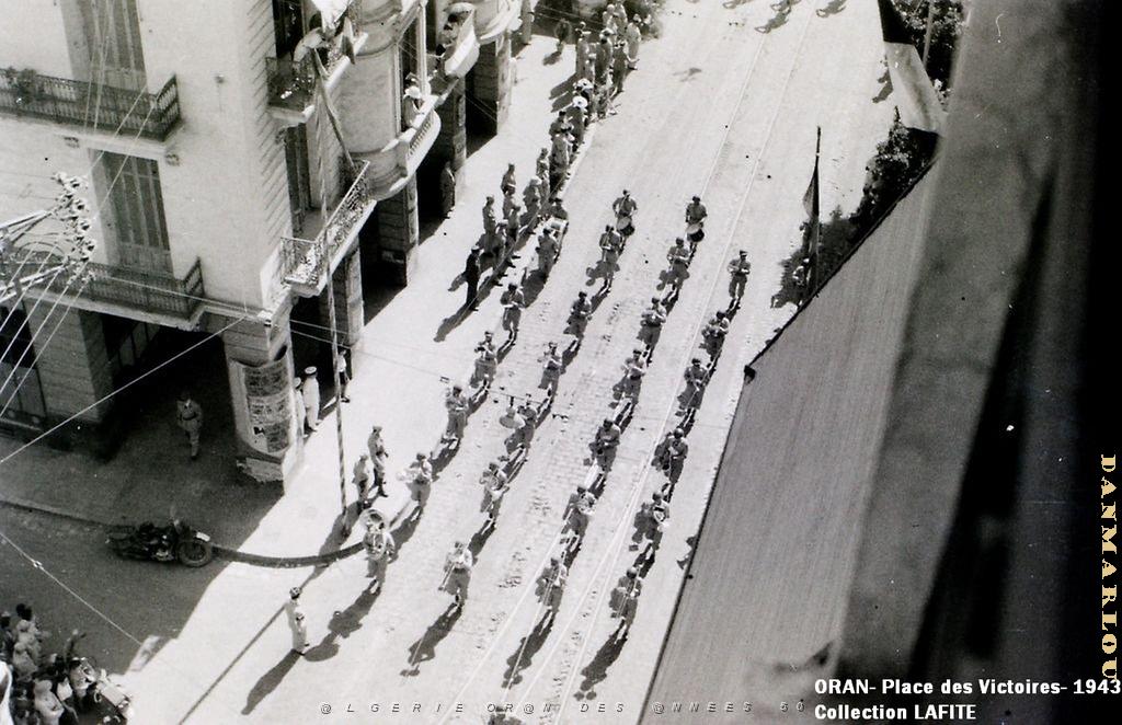 ORAN 1943 DEFILE PLACE DES VICTOIRES (1).JPG